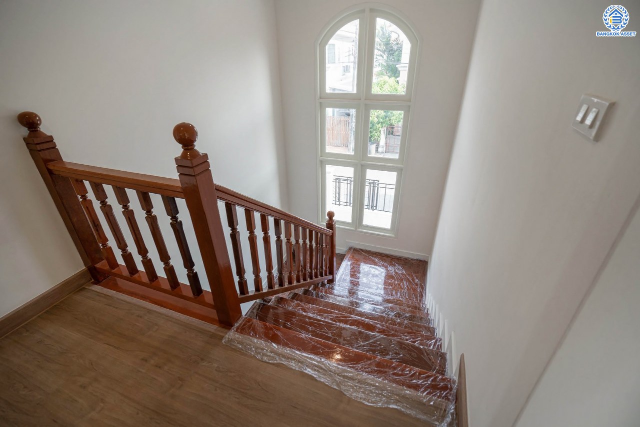 บ้านมือสองตกแต่งใหม่ สุดคุ้ม! โครงการ ภัสสร8 บางใหญ่ ดีไซน์สวย เนื้อที่ 50.7 ตร.ว. ฟังก์ชัน 4 ห้องนอน 3 ห้องน้ำ จอดรถได้ 2 คัน แต่งครบพร้อมอยู่ บนทำเลศักยภาพ โครงการติดถนนใหญ่ เข้า-ออกสะดวก ใกล้เซ็นทรัลเวสต์เกต รถไฟฟ้า "สถานีตลาดบางใหญ่" และจุดขึ้นทางด่วน "ศรีรัช"